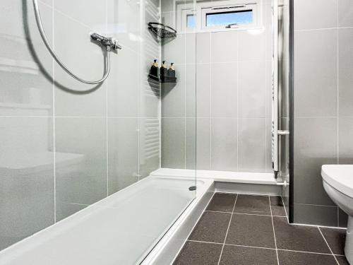 Koupelna v ubytování Cabin - Private Hot Tub & Swimming Pool