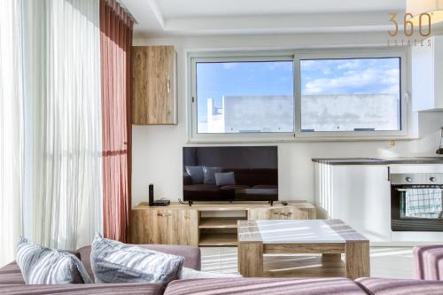 Μια τηλεόραση ή/και κέντρο ψυχαγωγίας στο Sunny 2BR Penthouse with Spacious Rooftop Terrace by 360 Estates