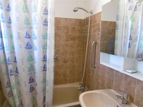 Kúpeľňa v ubytovaní Maisonnette 3 pièces 4-5 personnes proche de l'océan - WIFI - Lenaig