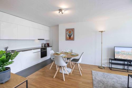 Kuchyň nebo kuchyňský kout v ubytování Arsenaux Residence by Homenhancement