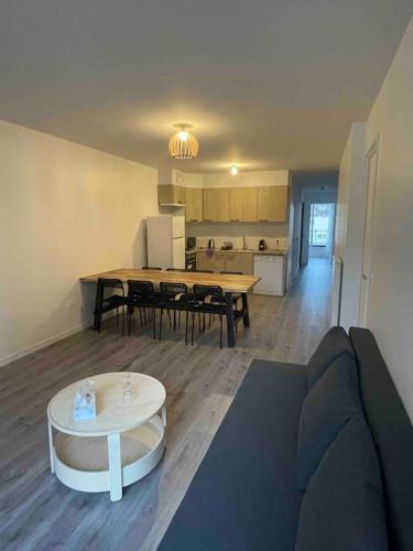 un salon avec un canapé et une table dans l'établissement NEW : - 20%, 8/6/4 voyageurs, à Bagneux