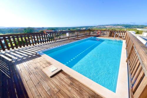 una piscina en la parte superior de una terraza de madera en Aloha Bliss - Apartment for 8 (6 adults max), en São Martinho do Porto