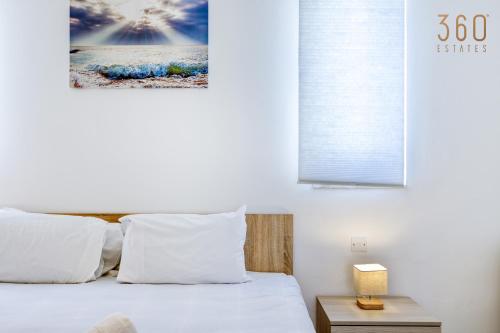 Ένα ή περισσότερα κρεβάτια σε δωμάτιο στο Sunny 2BR Penthouse with Spacious Rooftop Terrace by 360 Estates