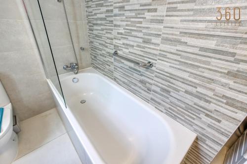 Ένα μπάνιο στο Sunny 2BR Penthouse with Spacious Rooftop Terrace by 360 Estates