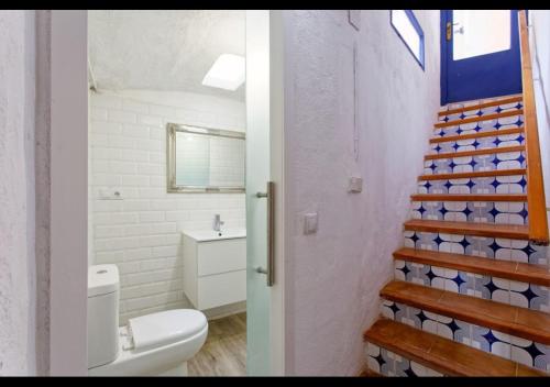 baño con aseo y escalera en Costa Maresme, Barcelona, Clarks 3 Bdr TownHouse, en Vilassar de Dalt