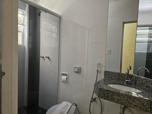 y baño con lavabo, ducha y aseo. en Hotel Único, en Río de Janeiro