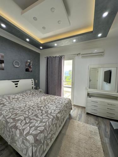 - une chambre avec un grand lit et une télévision dans l'établissement Sunterra Resort 01 bedroom Apt., à Charm el-Cheikh