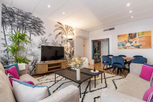 Vibrant 2-Bed Apartment for 4 in Madrid
