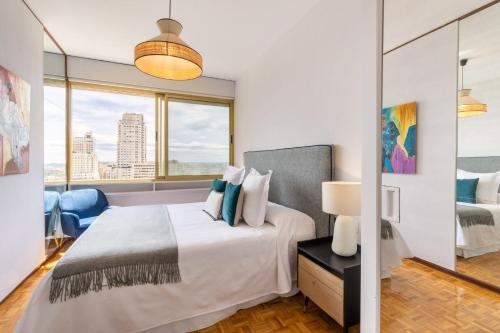 Säng eller sängar i ett rum på Apartment with nice views Madrid Princesa II