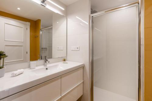 Vibrant 2-Bed Apartment for 4 in Madrid