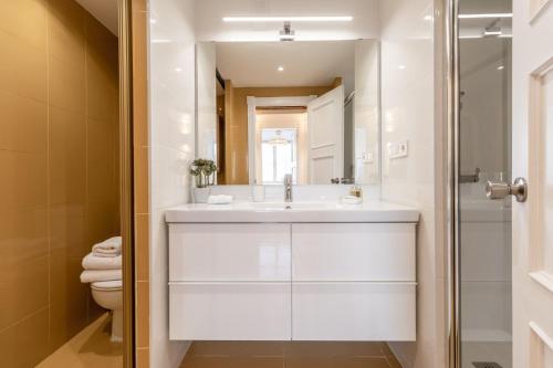 Vibrant 2-Bed Apartment for 4 in Madrid