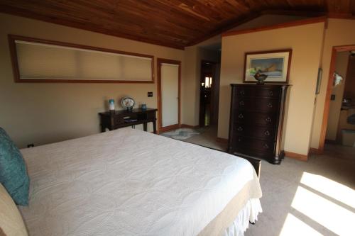 a bedroom with a bed and a dresser and a desk at The Ponderosa in Jefferson