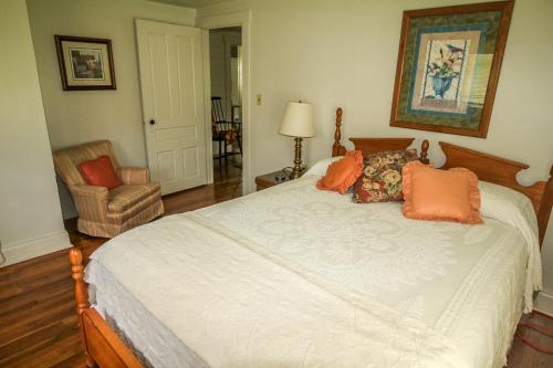 een slaapkamer met een groot bed met oranje kussens bij Country Classic in Crumpler