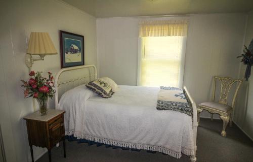 a bedroom with a bed and a vase of flowers at Country Classic in Crumpler