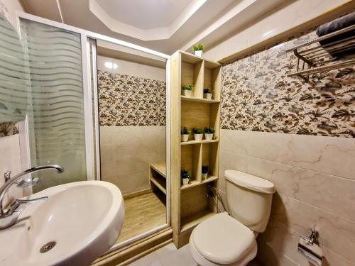 ห้องน้ำของ Luxurious 3-Bedroom Dokki Apartment - Ideal Location Downtown Cairo