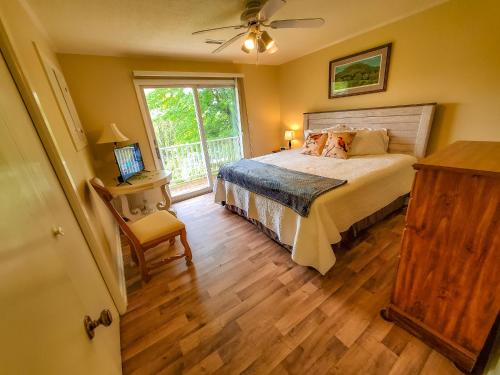 een slaapkamer met een bed en een raam bij Grapevine Retreat in West Jefferson