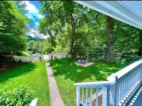 une cour avec une clôture blanche et un banc dans l'établissement Cozy Cottage - New Rental 2023, à Lansing