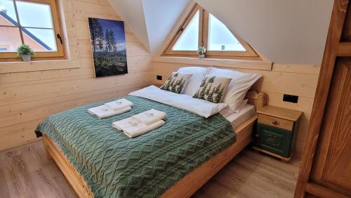 Кровать или кровати в номере Górskie Przysiółki w Koniakowie - Dom z bala JODEŁKA