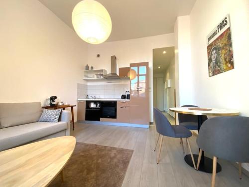 un salon avec un canapé et une table dans l'établissement T2 Cocooning au coeur de Vienne, à Vienne