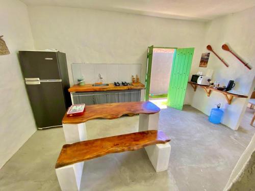 eine Küche mit einer Bank in der Mitte eines Zimmers in der Unterkunft ((Casa brisa das águas)) Rota ecológica de milagres in Pôrto de Pedras