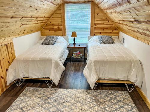 2 camas en una habitación con techo de madera en Mountain Jewel, en Jefferson