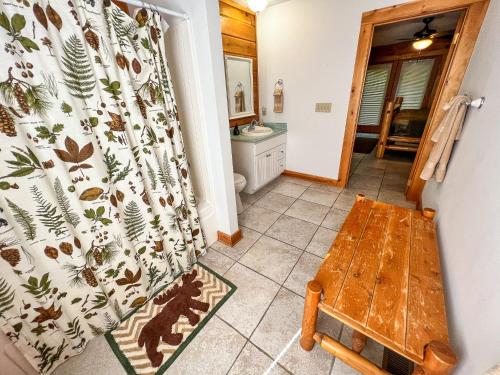 - une salle de bains avec un banc en bois dans l'établissement Dream Mountain Lodge, à Grassy Creek