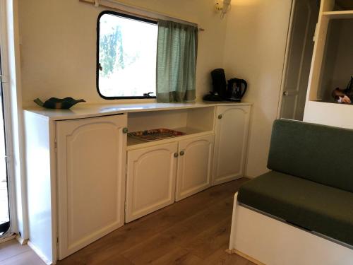 - une petite cuisine dans une petite maison avec une fenêtre dans l'établissement Domaine Double D, à Cagnes-sur-Mer