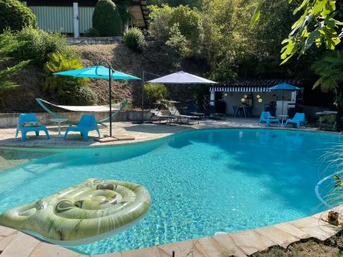 - une piscine avec un radeau dans l'eau dans l'établissement Domaine Double D, à Cagnes-sur-Mer