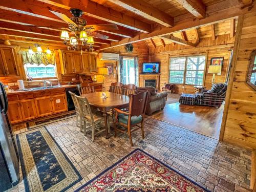 Μια τηλεόραση ή/και κέντρο ψυχαγωγίας στο Breezy River Mountain Cabin