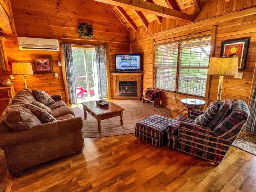 Χώρος καθιστικού στο Breezy River Mountain Cabin