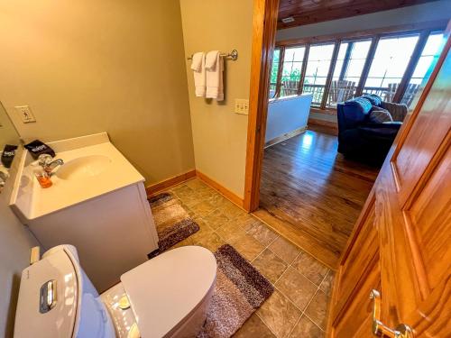 un bagno con un water e un lavandino di Jasmine Heights a West Jefferson