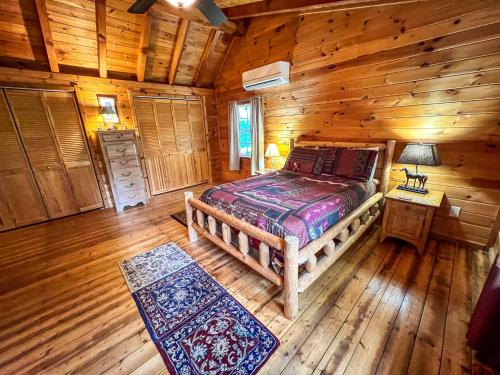 Ліжко або ліжка в номері Breezy River Mountain Cabin