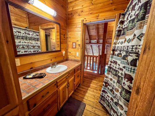 Φωτογραφία από το άλμπουμ του Breezy River Mountain Cabin σε Piney Creek