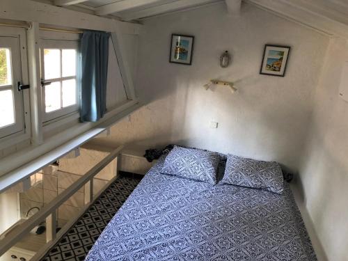 une petite chambre avec un lit dans le coin dans l'établissement Domaine Double D, à Cagnes-sur-Mer