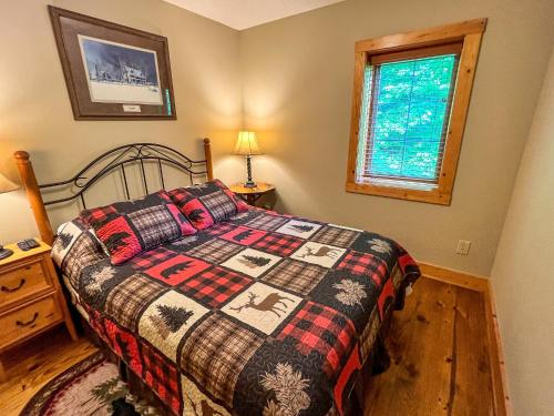 una camera da letto con un letto e una finestra di Jasmine Heights a West Jefferson