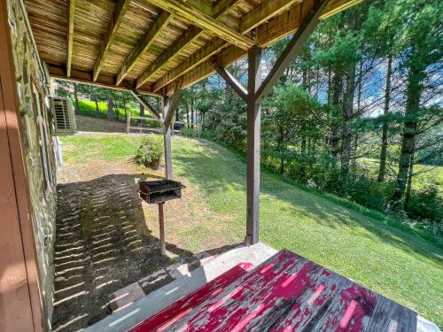 Κήπος έξω από το Breezy River Mountain Cabin