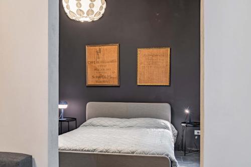 um quarto com uma cama e duas fotografias na parede em Relais Mangano - Apartment - by HOST4U em Brescia