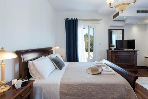 A bed or beds in a room at Magnificent Perama Villa - 4 Bedrooms - Villa Noulia - Gym - Great Pool Area - Corfu