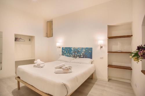 ein Schlafzimmer mit einem Bett mit zwei Handtüchern darauf in der Unterkunft Cinque Passi - Sweet Dreams in Florence in Florenz