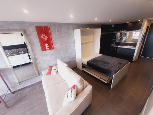 uma sala de estar com um sofá e uma cama em "L'eden" village naturiste cap d'agde em Cap d'Agde