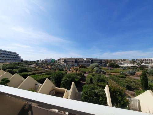 uma vista para a cidade a partir da varanda em "L'eden" village naturiste cap d'agde em Cap d'Agde