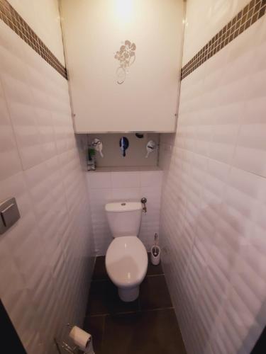 uma pequena casa de banho com WC numa cabina em "L'eden" village naturiste cap d'agde em Cap d'Agde