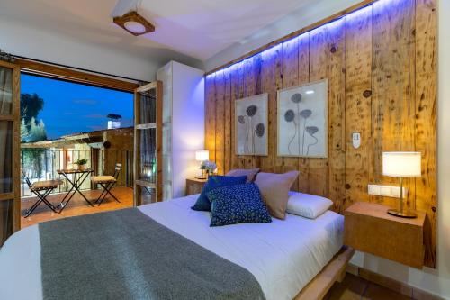 1 dormitorio con 1 cama y pared de madera en Countryside Treasure by Fidalsa, en Lorquí