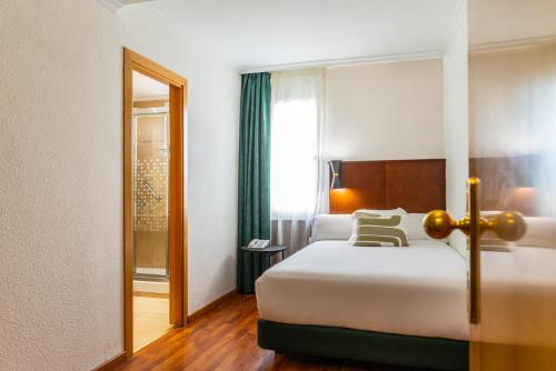 Кровать или кровати в номере Hotel Casón del Tormes by HappyCulture