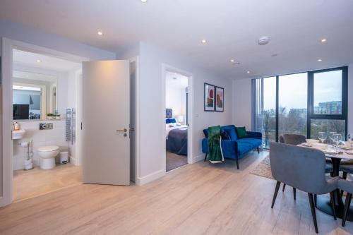 ein Wohnzimmer und ein Esszimmer mit einem Esstisch in der Unterkunft City Cosy 1 bed - Perfect for Long Stays By Valore Property Services in Manchester