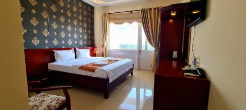 Giường trong phòng chung tại Nhat Minh Hotel