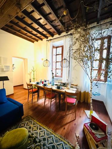 uma sala de jantar com uma mesa e cadeiras num quarto em WOW HOUSE in Torino em Turim