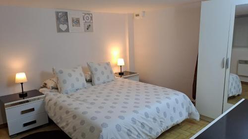 una camera da letto con un grande letto con cuscini blu di Maison saba a Sevran