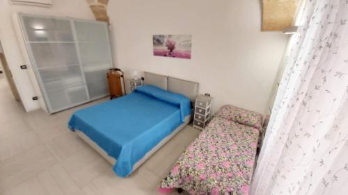 - une petite chambre avec un lit et une fenêtre dans l'établissement Casa vacanze G&G, à Brindisi