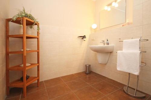 キュールングスボルンにあるUrlaubstraeume-am-Meer-Wohnung-4-1-784のバスルーム(洗面台、トイレ、鏡付)